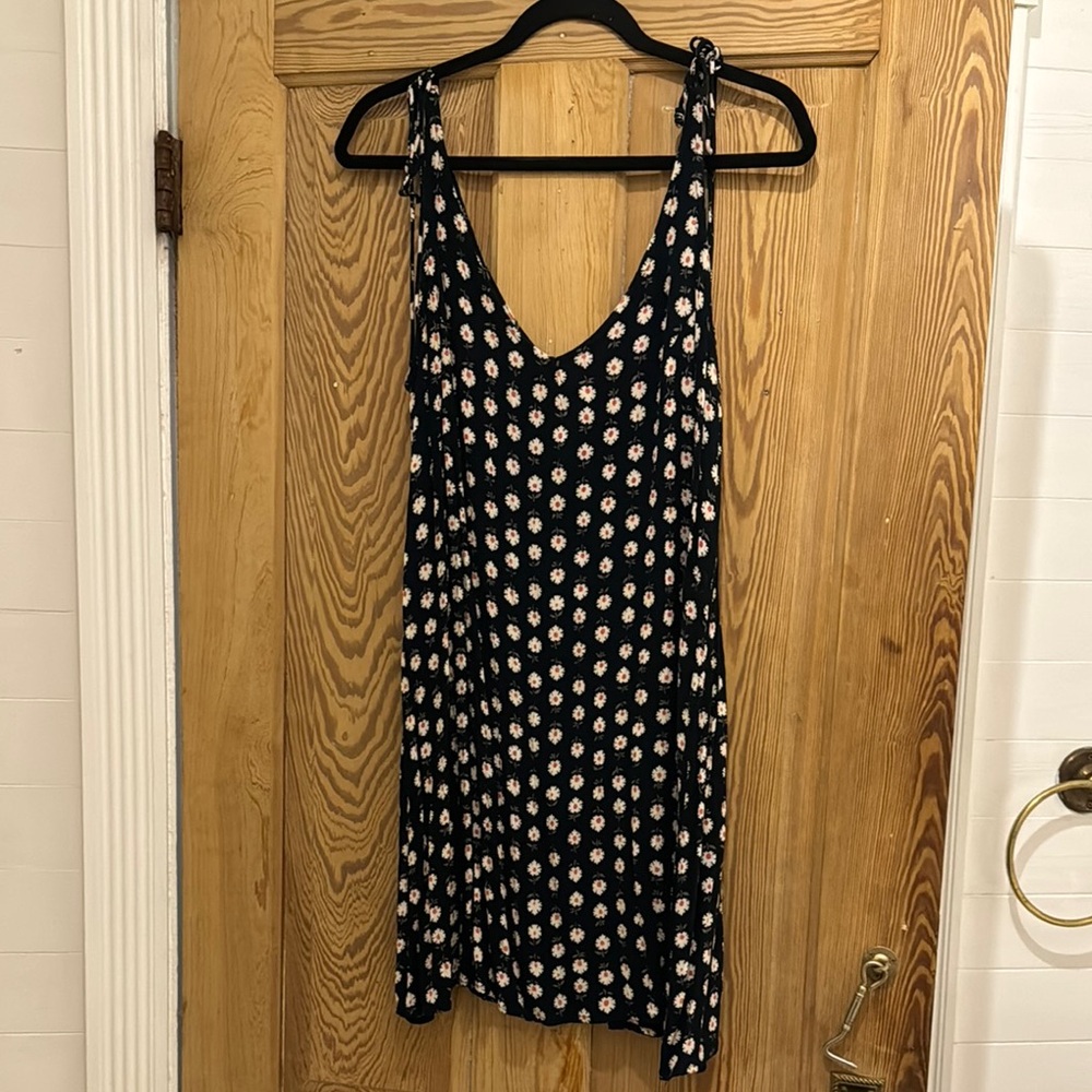 LARGE BLACK BILLABONG FLORAL DRESS